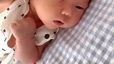 母乳喂养最大的好处，家里人都能睡个好觉，太可爱了