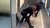 加拿大警察对黑人女子拽发过肩摔，致其头部砸向地面、 鼻骨断裂