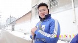 小伙伴们一起堆雪人，没想堆出了一个三头六臂的大雪人，太逗了