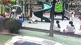 7岁女孩玩滑梯摔出坠落 砸倒4岁女童