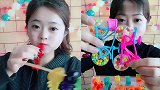 小姐姐直播吃彩色小鱼果冻，各种味道任意选，是我向往的生活