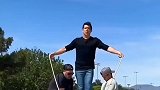 外国小哥这技能太强了吧，到底是怎么做到的？