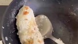 女子自己在家学做饭，炒着炒着米饭就成球了
