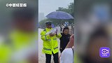 别怕，我在！河北涿州交警抱娃协助转移