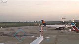 疯狂机长驾客机带乘客，在机场做超低空特技飞行