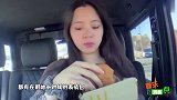 欧阳娜娜深夜发自拍，床头柜上的东西亮...