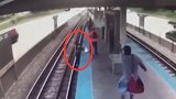 悲剧！女子跳下轨道捡手机 火车进站被撞身亡