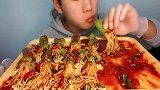 看小哥吃尖椒卷金针菇，大口吞咽没商量，幸福的味道