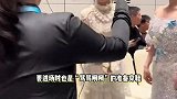 宋佳后台脱高跟鞋，被闫妮劝光脚，爆笑回复：上台大黑脚丫子