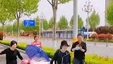 山东泰安：老人手术后出院回家，因晕车严重儿女们用板车将其拉回