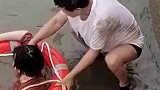 男子晨练救起跳河女孩，警察赶到与男子一同将人送至岸边。