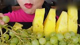 网红美食，靓女啃菠萝，汁多爽口味道真不错呢