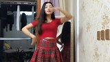 姑娘一身甜美红衣，表演曲风可爱的舞蹈，太甜了！
