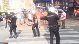 西班牙的英格兰球迷大闹街头 被警察暴力驱逐