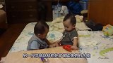 两个弟弟为了玩具锤大打出手，中途大宝哥哥的一个举动，好尴尬呀