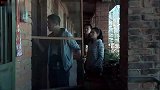 母子养子成了千万富翁，回乡报答养父母，怎料养父直接抡起扫把