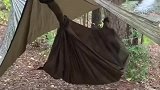 一个天幕一个吊帐，就这么住一宿，这小哥太会玩！