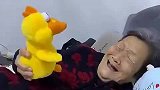老外婆第一次玩这种录音玩具