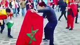 摩洛哥球迷红布国旗机智斗牛 西班牙球迷奉陪到底