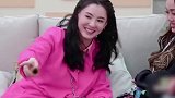 那英模仿杨钰莹抛媚眼，可以说是非常到位了。
