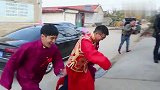 这个接亲视频伙了，新郎们太暴力了，把门都拆下来了！