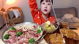 韩国可爱小姐姐吃奶油意面，配着炸猪排，吃得吸溜响，吃相诱人