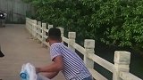 农村小伙撒网有一招，不让河里的鱼听到动静，这技术怎么样