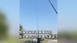 女子第一次钓到鱼太激动了，结果鱼被甩到树上了，一旁大爷：厉害厉害厉害