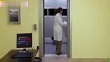 国外恶搞：小伙让路人按电梯，结果里面出来个原始人，太神奇了！