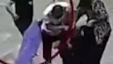 女子骑车掉进深坑拼命挣扎 路人见义勇为救人跑掉鞋子