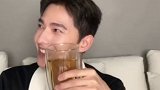 杨洋说小可爱们就害羞大笑 杨洋每次对着粉丝说“小可爱们”就害羞大笑，停不下来，不过笑起来还是那么帅。