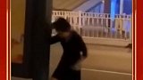 姑娘喝多街头热舞，路人都惊到了
