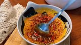泡面也能吃出新花样!自制酸辣牛肉面,最佳的夜宵选择!