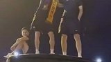 莱万和什琴斯尼站在大巴车上展示舞姿