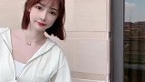 在外面跳舞怪不好意思的
