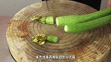 炒丝瓜不要直接下锅，难怪丝瓜发黑又出水，大厨教饭店好吃做法