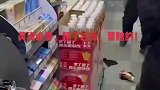 两名男子打砸便利店，店员见状笑得十分开心！