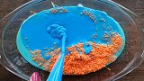 把自封袋里的史莱姆、小珠子混合，无硼砂，简单又好玩