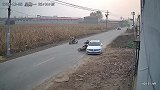 乡村道路盲目超车，一个不慎引发事故