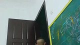 姐弟俩吵架，看姐姐这威猛的架势，弟弟秒怂！