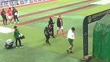 现场-赛后张玉宁一瘸一拐返回更衣室  国安中锋消耗巨大显失落