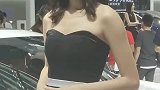 在车展偷拍美女车模，长得漂亮还有气质，这颜值我打100分！