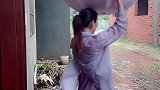 外边下雨我再打个伞出去