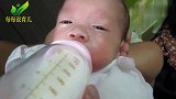 小宝宝饿急了，喝奶时特使劲，还发出嗯嗯嗯的声音，太有意思了