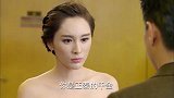 小伙向美女示好，脱下了自己的外套给她披上