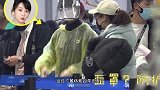 杨紫身穿雨衣打扮高调现身机场，360度无死角防御十分到位
