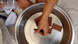 印度老奶奶给孩子们做奶昔，用几十袋巧克力才能喝一杯，长见识了