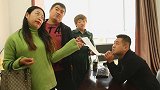 公司破产，土豪员工们都伸出援助之手让老板瞬间就暴富，太搞笑了