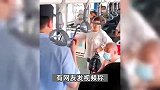 大爷公交上疑骚扰女性被乘客发现怒报警，乘客：他猖狂我就跟他没完