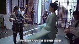 张雪迎为演好醉酒戏份，穿古装绿丝裙猛喝啤酒